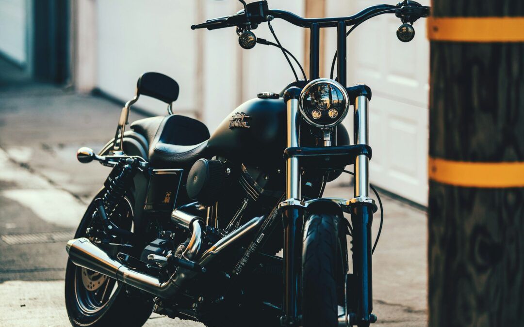 black cruiser motorcycle near black street post