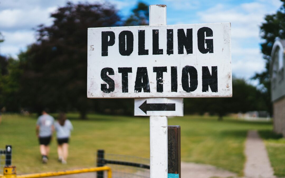 A pole with a sign that says polling station